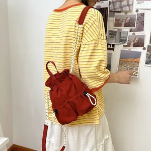Roter wasserdichter Nylon-Rucksack mit Kordelzug für Damen im lässigen Outdoor-Stil