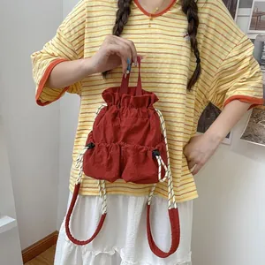 Roter wasserdichter Nylon-Rucksack mit Kordelzug, Vordertaschen und Seilriemen