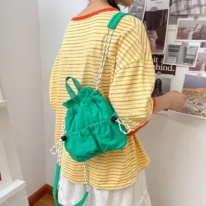 Grüner Nylon-Rucksack mit Kordelzug für Damen, ideal für tägliche Freizeit und Reisen.