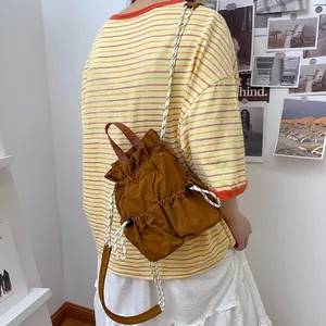 Brauner wasserdichter Nylon-Rucksack mit Kordelzug, von Modell getragen