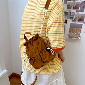 Brauner wasserdichter Kordelzug-Rucksack für Damen, Outdoor-Freizeit-Eimertasche im Detail