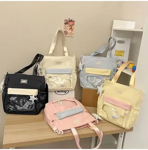 Vista detallada de bolsos de nailon de colores con ventanas frontales de PVC transparente