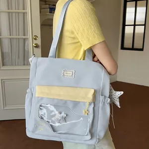 Bolso tote de nailon azul con ventana transparente y detalle de estrella