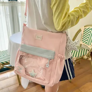 Detalle del bolso de nailon rosa con ventana frontal transparente y cremallera
