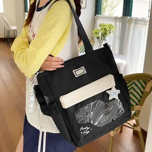 Bolso de hombro grande de nailon negro con ventana transparente y bordado llevado por modelo