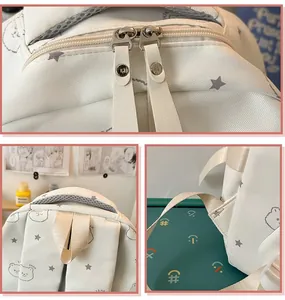 Vista detallada de la mochila blanca con doble cremallera y lindos estampados de osos y estrellas
