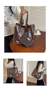 Modella che mostra la grande borsa tote in PVC a griglia con pochette abbinata
