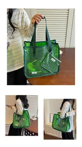 Borsa tote in PVC verde trasparente con motivo a griglia bianca e pochette coordinata