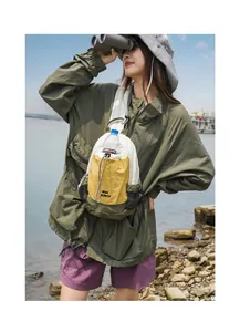 Ελαφριά κίτρινη και λευκή τσάντα sling outdoor με θήκη ποτηριού για πεζοπορία