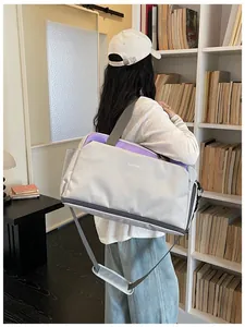 Vue arrière d'un grand sac de sport gris avec logo GUOMISS dans une bibliothèque