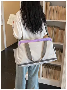 Grand sac de sport avec bandoulière présenté dans un cadre de vie très quotidien