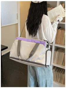 Sac de sport grande capacité avec compartiment humide et sec en situation réelle.
