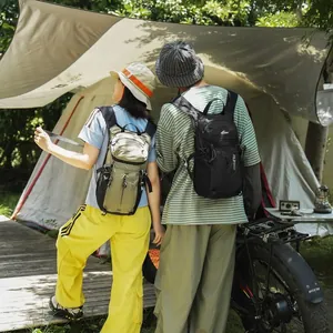 Mochila deportiva ligera e impermeable para camping, senderismo y ciclismo outdoor.