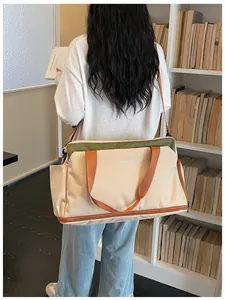 Sac de sport et de fitness multicolore à grande capacité porté par une personne en bibliothèque