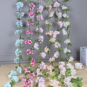Détail de lianes de fleurs de cerisier artificielles pour décoration de mariage
