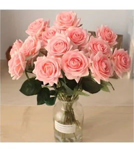 Roses artificielles roses réalistes en vase pour décoration maison et mariage.