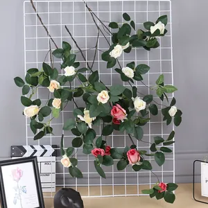 Vista detallada de enredaderas de rosas artificiales con flores blancas y rosas para pared
