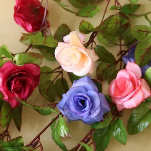 Detailansicht bunter künstlicher Rosenranken mit realistischen grünen Blättern für Deko.