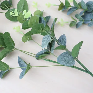 Detailopname van realistische zijden eucalyptusbladeren voor huis- en bruiloftdecoratie