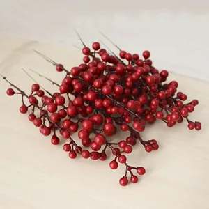 Vue détaillée de baies rouges réalistes en mousse sur branches pour couronnes de Noël