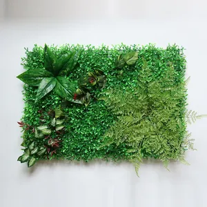 Detailopname van kunstplantenwand met een mix van synthetische groene bladeren