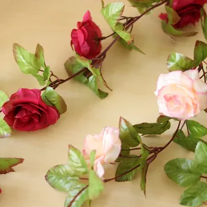Detailaufnahme von roten und rosa künstlichen Rosenreben mit realistischer Textur