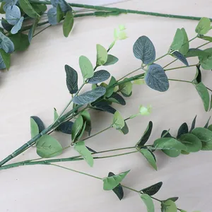 Detailweergave van realistische kunstmatige eucalyptusbladeren van zijden stof.