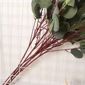 Detailaufnahme von künstlichen Eukalyptusblättern mit realistischen roten Stielen