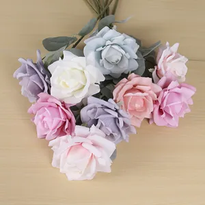 Primo piano dettagliato di un bouquet di rose artificiali multicolori con petali realistici.