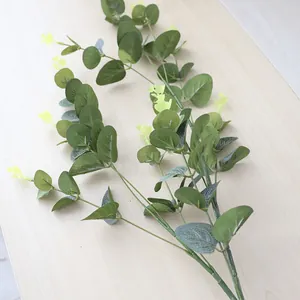 Gedetailleerd overzicht van kunstmatige eucalyptusbladeren met natuurlijke textuur