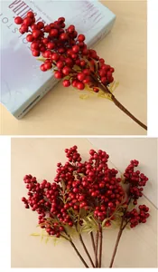 Detailansicht künstlicher roter Beeren mit realistischer Textur und kräftiger Farbe