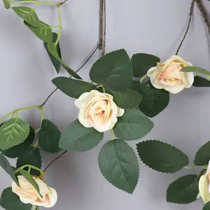 Vista detallada de enredadera de rosas champán artificiales con hojas verdes realistas