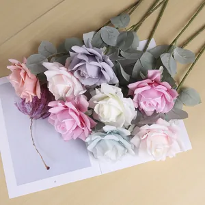 Bouquet di rose artificiali fiori di seta vista dettagliata per decorazione casa matrimonio