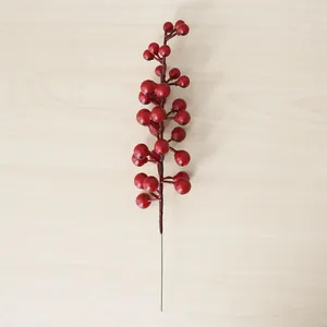 Vue détaillée d'une tige avec des baies rouges artificielles en mousse.