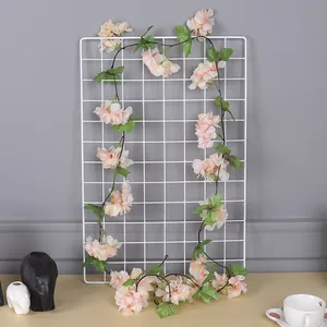 Détail d'une liane de cerisier artificiel de 2m pour décoration murale de mariage