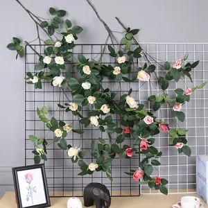 Vista detallada de enredaderas de rosas artificiales en una rejilla para decoración de pared