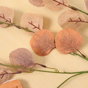 Makro-Detail von künstlichen Eukalyptusblättern mit Seidentextur in herbstlichen Farben
