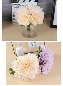 Vista detallada de flores de peonía artificiales de seda en tonos crema y violeta
