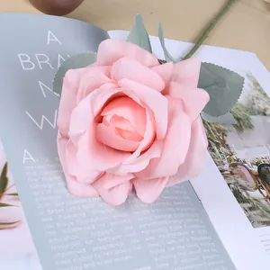 Dettaglio di fiore di rosa rosa artificiale, perfetto per decorazioni domestiche e composizioni.