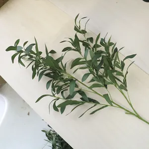 Detailansicht künstlicher Olivenzweige für elegante florale Heimdekorationen und Hochzeiten
