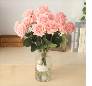 Gros plan de roses artificielles roses aux pétales réalistes pour la décoration de mariage