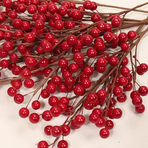 Gros plan de baies de houx rouges artificielles pour décoration de Noël