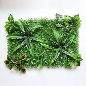 Gedetailleerd overzicht van kunstmatig groen plantenmuurpaneel met gemengde realistische bladeren