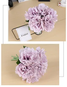Detalle de un ramo de peonías artificiales malva de 5 cabezas para decoración de bodas.