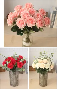 Vue détaillée de roses artificielles réalistes en rose, rouge et crème pour déco