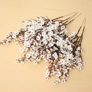 Flores de gipsófila artificiales de seda blanca con detalles de pétalos realistas.