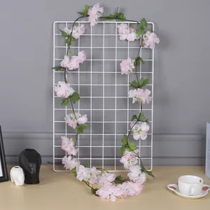 Détail d'une guirlande de fleurs de cerisier artificielles roses de 2m pour décoration murale