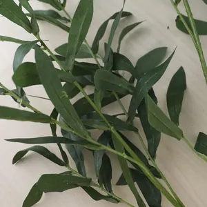 Makro-Detailansicht eines künstlichen grünen Olivenzweigbündels für Hochzeit und Deko
