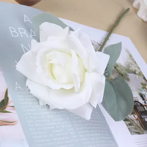Primo piano di un fiore di rosa in seta bianca artificiale per decorazione di matrimonio.