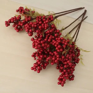 Realistische künstliche rote Beeren-Zweige für festliche Weihnachtsdekoration zu Hause
